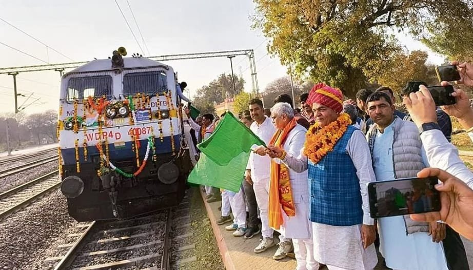 प्रधानमंत्री ने नई रेल लाइन पर रोहतक से हांसी तक पहली ट्रेन को दिखाई हरी झंडी |