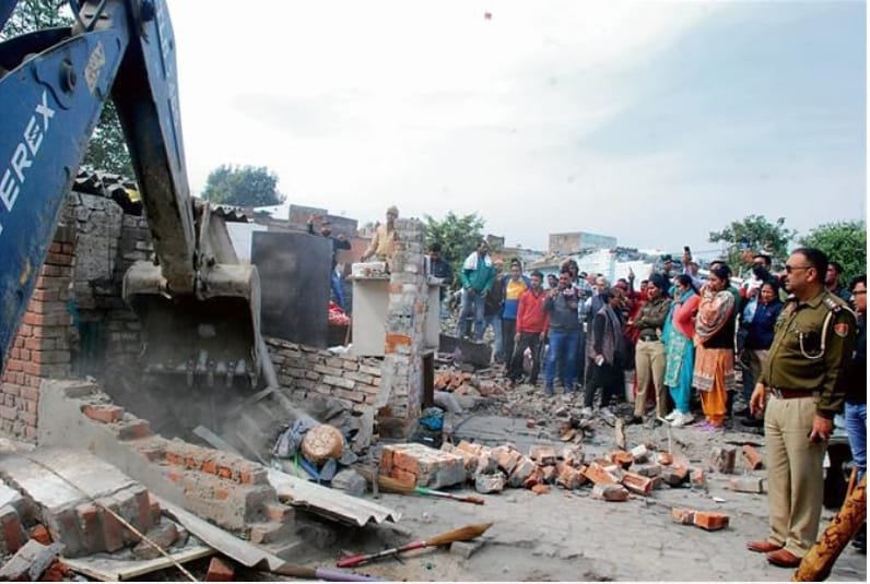 हाई कोर्ट के आदेश पर करनाल में अवैध निर्माण ढहाए गए।