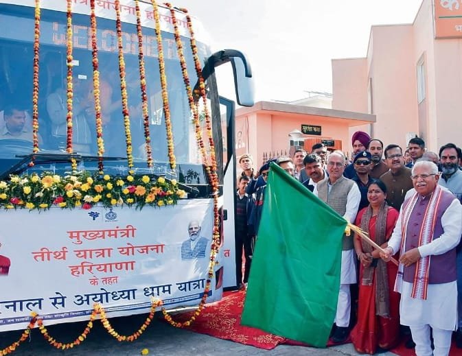 हरियाणा के मुख्यमंत्री मनोहर लाल खट्टर ने करनाल से अयोध्या के लिए बस को हरी झंडी दिखाई।