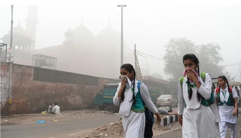 प्रदूषित देशों में बांग्लादेश, पाकिस्तान के बाद भारत तीसरे स्थान पर।