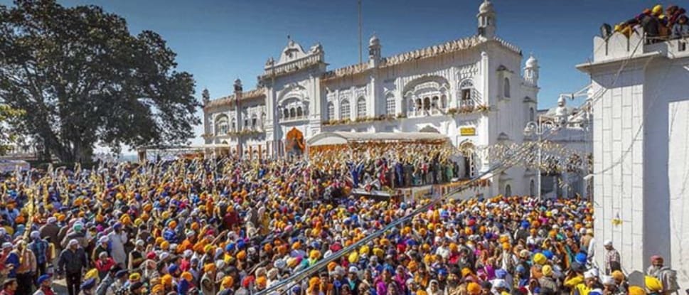 पंजाब, हरियाणा में मनाई गई होली; होला मोहल्ला उत्सव के लिए आनंदपुर साहिब में लोगों की भीड़ उमड़ी।