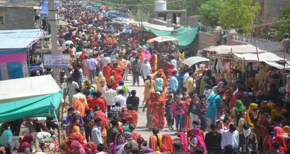 गुरुग्राम में शीतला माता मंदिर में भक्तों की संख्या में वृद्धि के चलते रोड पर 23 अप्रैल तक भारी वाहनों की आवाजाही पर लगी रोक।